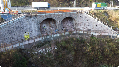Bauarbeiten an der Brücke und den beiden Naturstein-Stützmauern