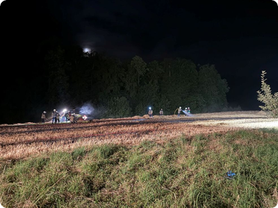 Brandausbruch in einem abgeernteten Getreidefeld