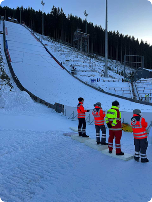 DRK leistet knapp 100 Stunden Dienst im Ehrenamt bei Skisprung Weltcup