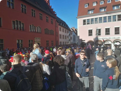 Friedliche Hästräger erfreuen Rotes Kreuz