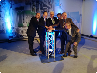 Pfizer eröffnet mit Ministerpräsident neue Produktionsanlage