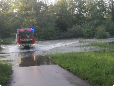 Erst Wasserrettungskonzept vorgestellt, dann drei Arbeiter aus überfluteten Rheinauen gerettet