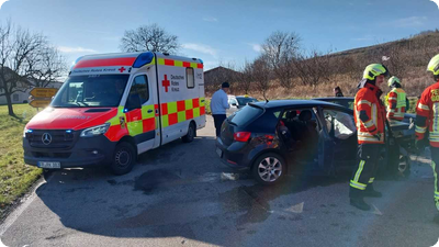 Vier Betroffene nach Verkehrsunfall - Drei Transporte in die Klinik, darunter ein Kind