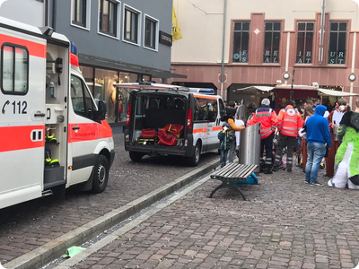 Über 300 Patientenkontakte für Rotes Kreuz bei närrischen Aufmärschen in der Region - Fünf Transporte in Kliniken während heutigem Umzug