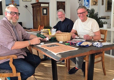 Bürgermeister basteln für Weihnachtsmarkt