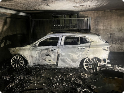 Auto brennt in Einstellhalle